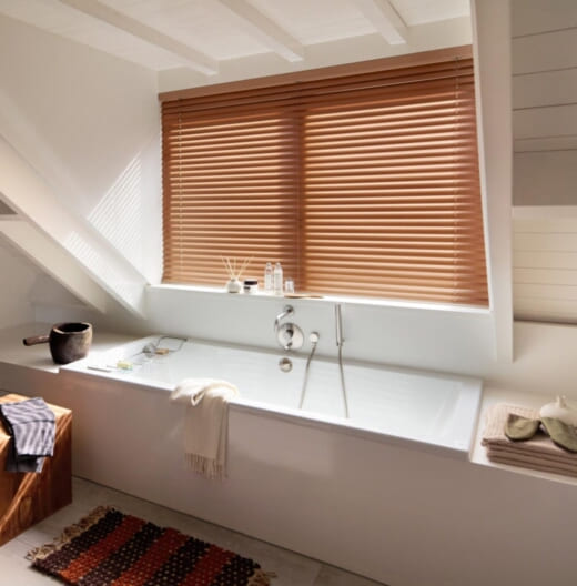Деревянные жалюзи для ванной комнаты на окна
