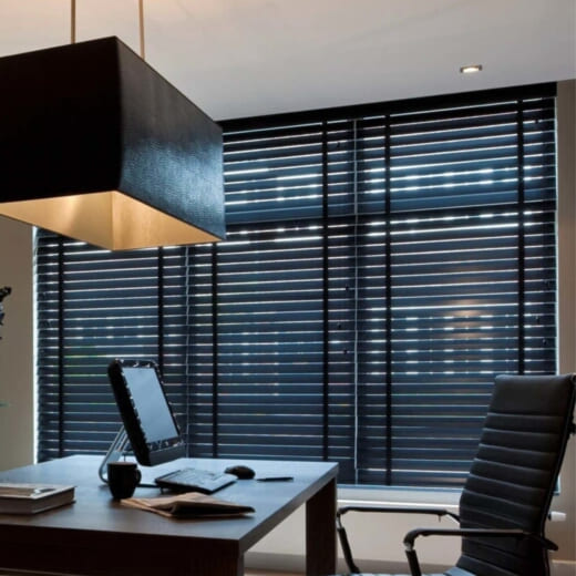 Деревянные жалюзи на окна в офис