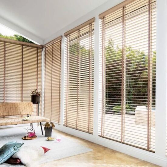 Алюминиевые горизонтальные жалюзи на веранду