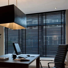 Деревянные жалюзи на окна в офис Деревянные жалюзи на окна в офис цена. Купить в «Мастерская Жалюзи»