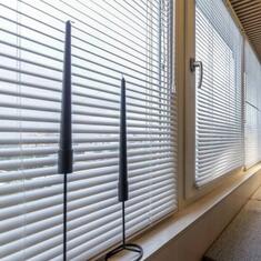 Алюминиевые горизонтальные жалюзи для лоджии цена. Купить в «Мастерская Жалюзи»