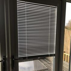 Наружные жалюзи на окна цена. Купить в «Мастерская Жалюзи»